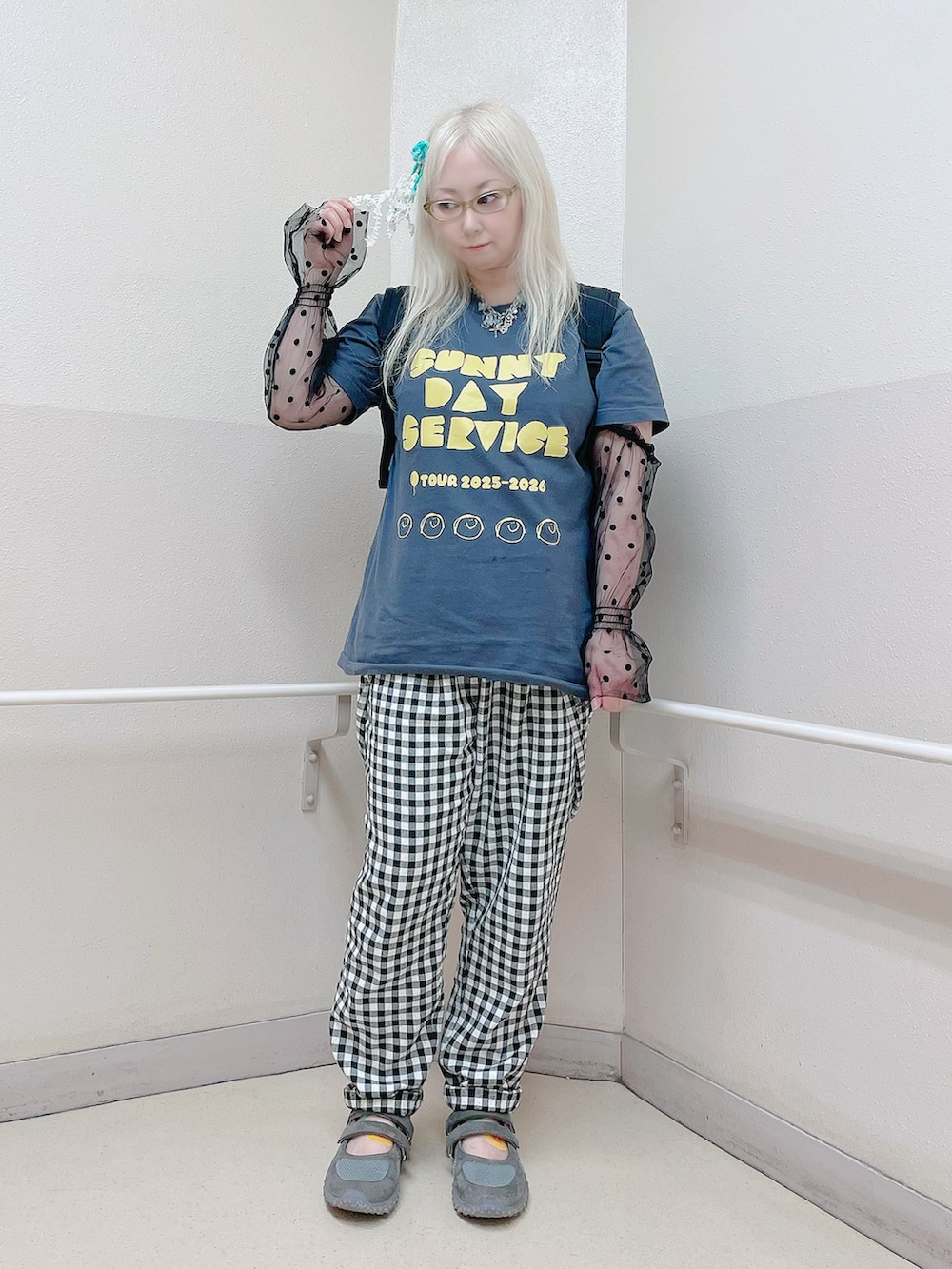 ブラック系のその他パンツ、ブラック系のトップス、グレー系のシューズを着用したレディースの夏コーディネートの2枚目の写真