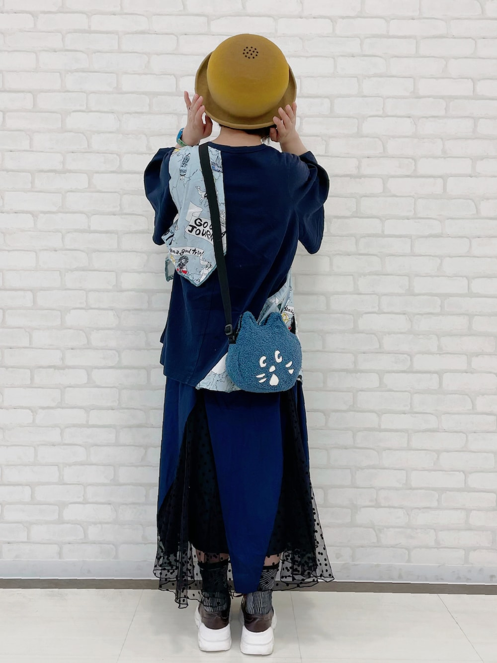 ブルー系のTシャツ/カットソー、ブルー系のショルダーバッグ、ブルー系のスカートを着用したレディースの夏コーディネートの2枚目の写真