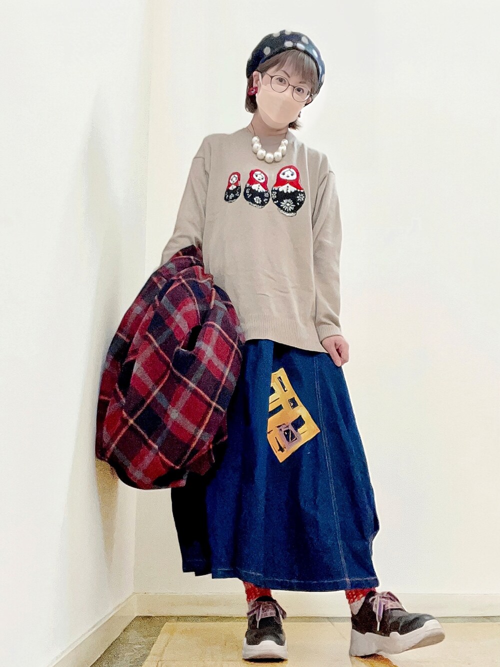 ベージュ系のニット/セーター、レッド系のその他アウター、ホワイト系のエコバッグ/サブバッグを着用したレディースの秋コーディネートの2枚目の写真