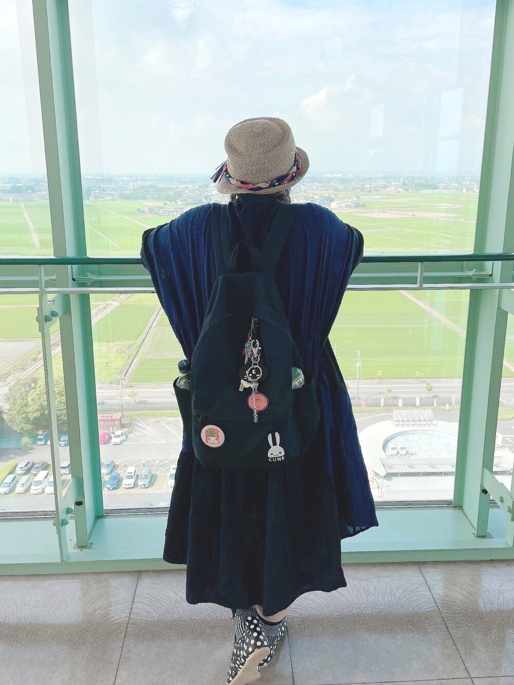 ブラック系のワンピース、ブラック系のスニーカー、その他のTシャツ/カットソーを着用したレディースの夏コーディネートの3枚目の写真