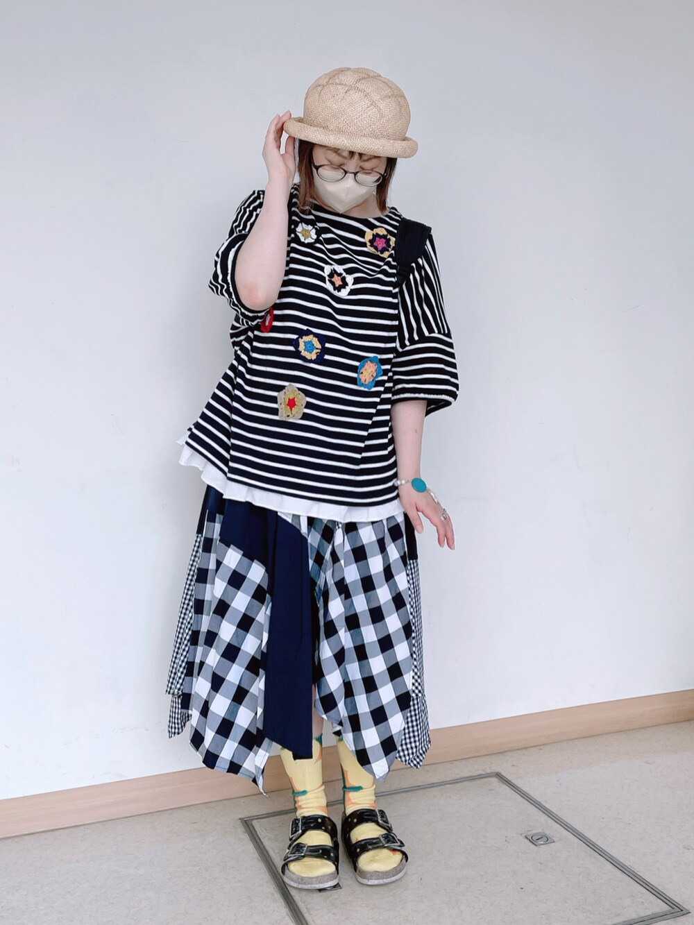 ブラック系のTシャツ/カットソー、ブラック系のスカート、ブラック系のサンダルを着用したレディースの夏コーディネートの2枚目の写真
