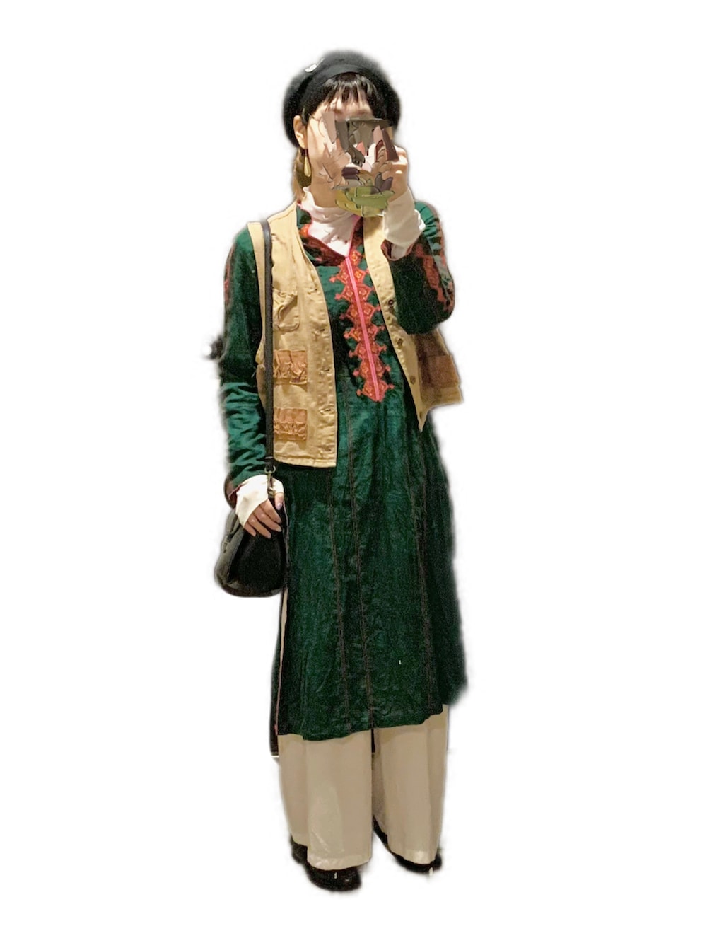 ブラック系のローファー、ホワイト系のパンツ、グリーン系のワンピース/ドレスを着用したレディースの秋コーディネートの2枚目の写真