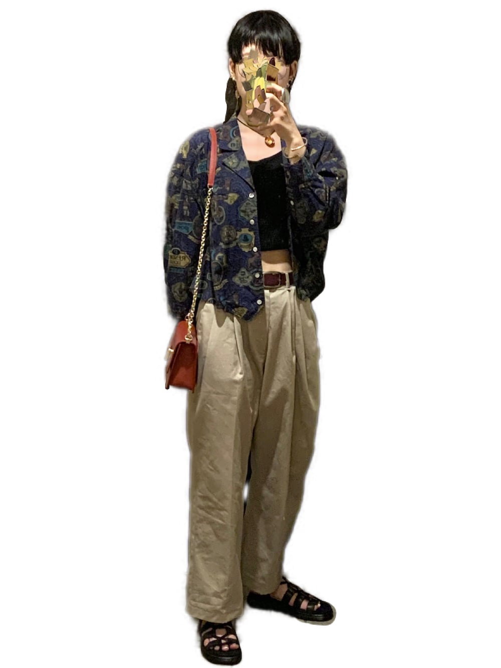 ブラック系のタンクトップ、ブルー系のシャツ/ブラウス、レッド系のショルダーバッグを着用したレディースの夏コーディネートの2枚目の写真