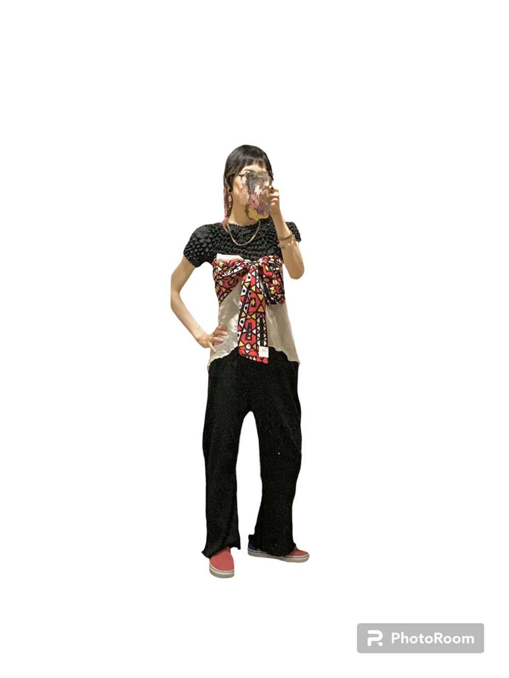 その他のスリッポン、ブラック系のその他パンツ、その他のトップスを着用したレディースの秋コーディネートの2枚目の写真