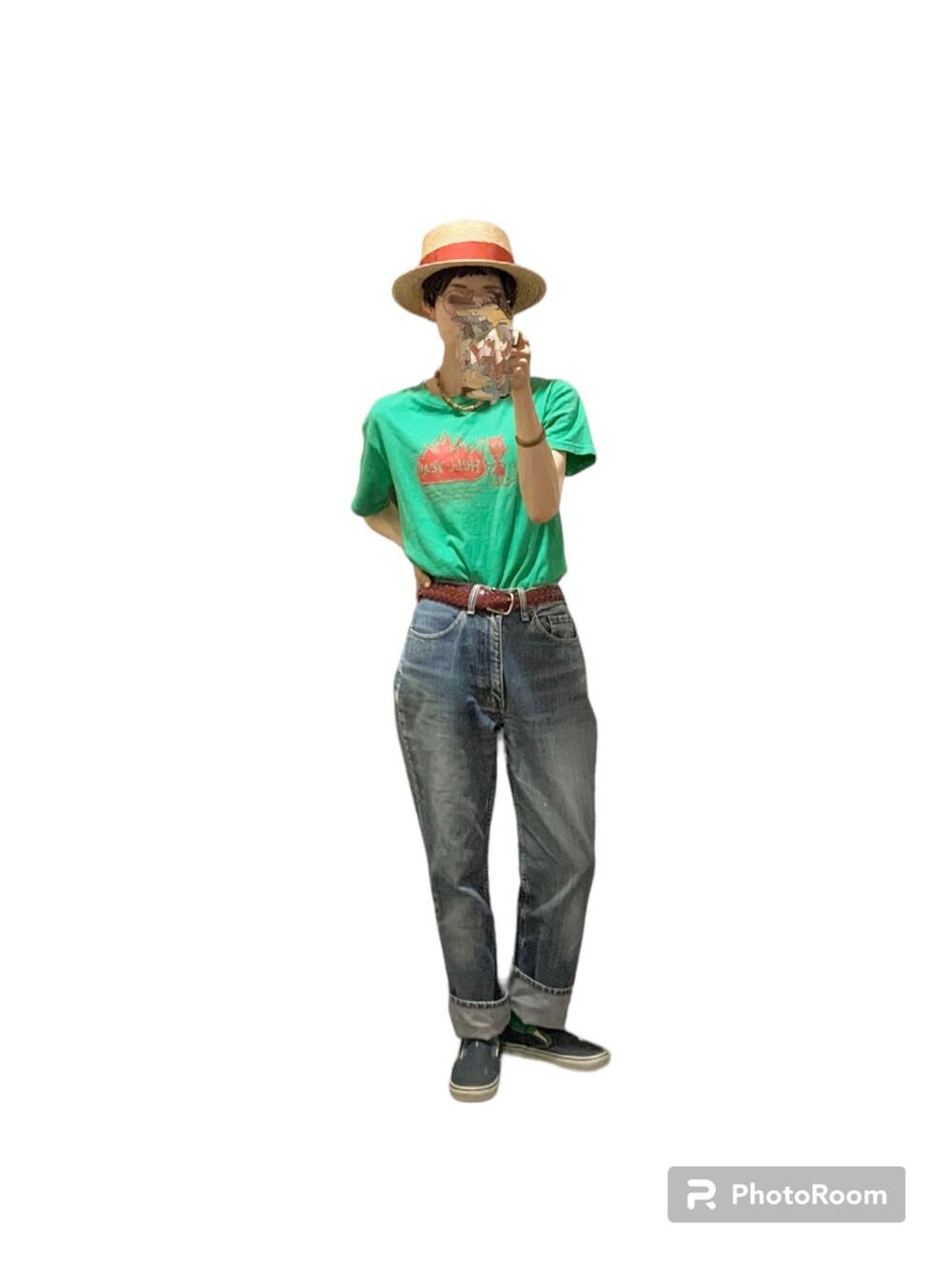 ブラック系のスニーカー、ブラック系のデニムパンツ、グリーン系のTシャツ/カットソーを着用したレディースの夏コーディネートの2枚目の写真