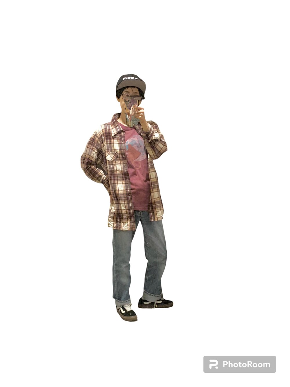 ブラック系のスニーカー、ブルー系のデニムパンツ、ブラウン系のTシャツ/カットソーを着用したレディースの秋コーディネートの2枚目の写真