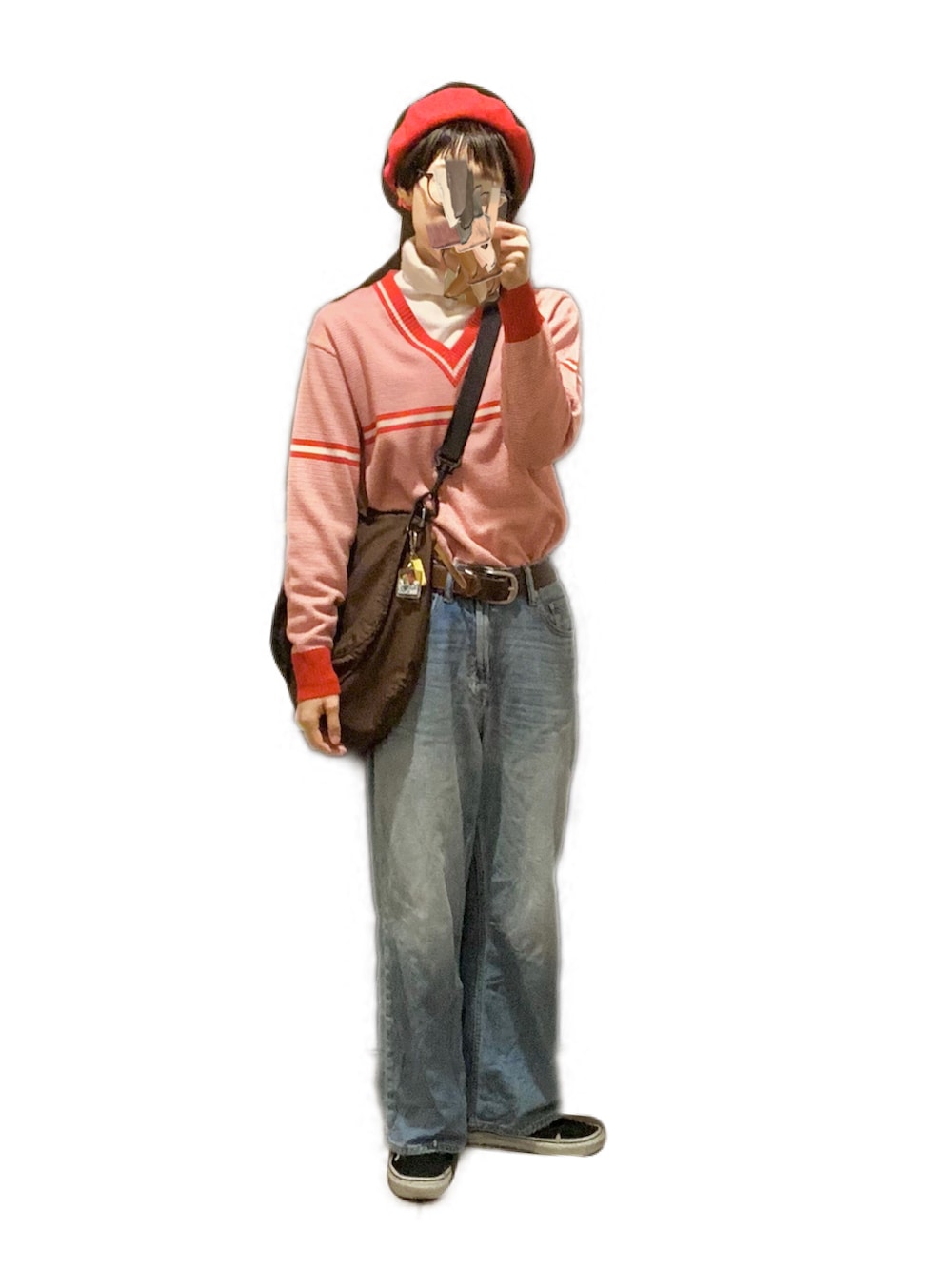 ブラック系のスニーカー、ブルー系のデニムパンツ、レッド系のニット/セーターを着用したレディースの秋コーディネートの2枚目の写真