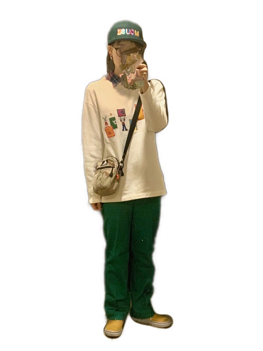 イエロー系のスニーカー、グリーン系のパンツ、ホワイト系のスウェットを着用したレディースの冬コーディネートの2枚目の写真