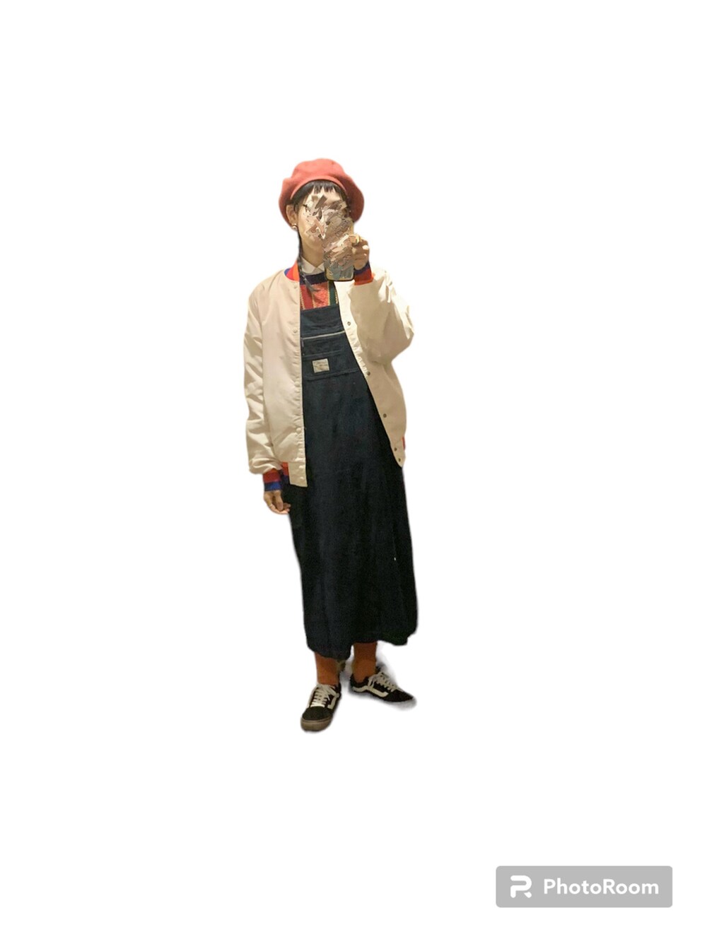 ブルー系のジャンパースカート、ブラック系のスニーカー、その他のニット/セーターを着用したレディースの冬コーディネートの2枚目の写真