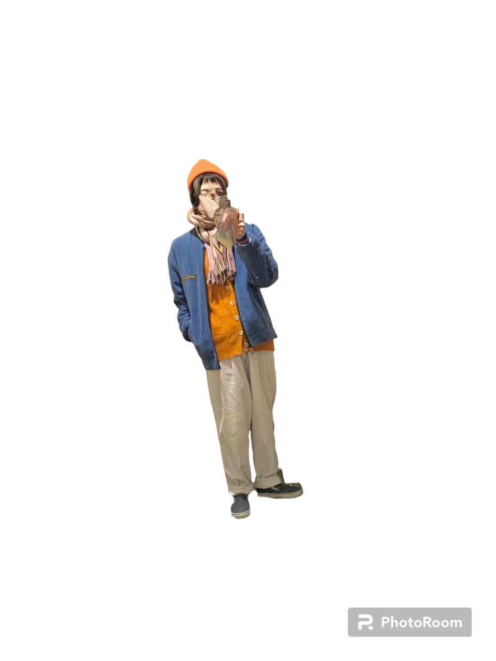 ホワイト系のパンツ、オレンジ系のカーディガン/ボレロ、ブルー系のジャケット/アウターを着用したレディースの冬コーディネートの2枚目の写真