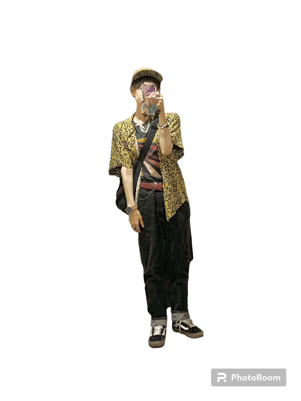ブラック系のTシャツ/カットソー、イエロー系のシャツ/ブラウス、ブラック系のデニムパンツを着用したレディースの秋コーディネートの2枚目の写真