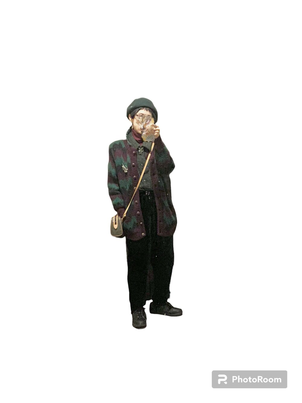 その他のカーディガン/ボレロ、グリーン系のニット/セーター、ブラック系のパンツを着用したレディースの冬コーディネートの2枚目の写真