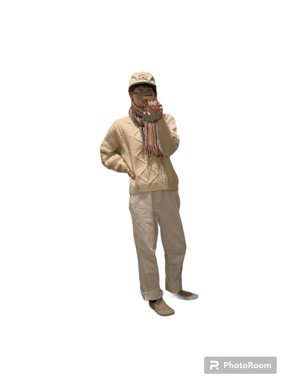 ホワイト系のニット/セーター、ホワイト系のデニムパンツ、ベージュ系のスリッポンを着用したレディースの冬コーディネートの2枚目の写真