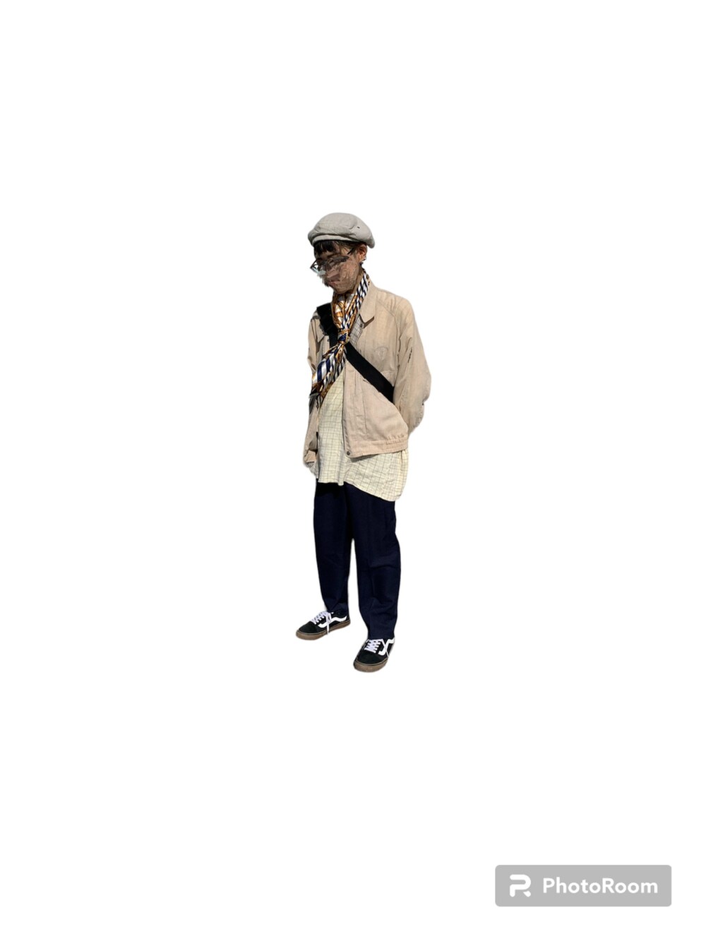ベージュ系のブルゾン、ブルー系のパンツ、ベージュ系のハンチング/ベレー帽を着用したレディースの春コーディネートの2枚目の写真