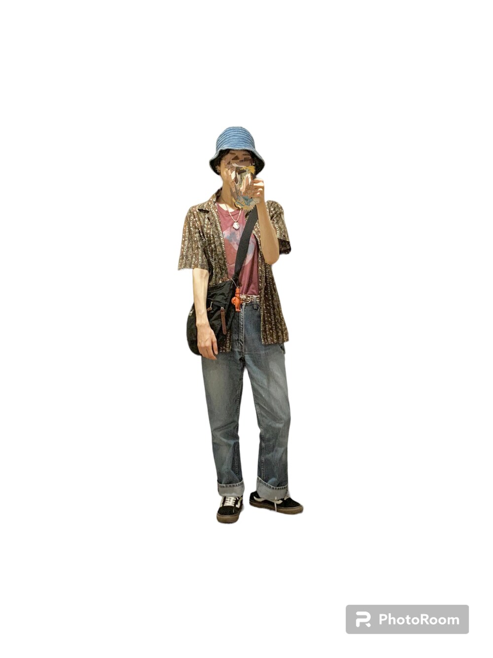 ブルー系のデニムパンツ、ブラック系のスニーカー、ブラウン系のTシャツ/カットソーを着用したレディースの夏コーディネートの3枚目の写真