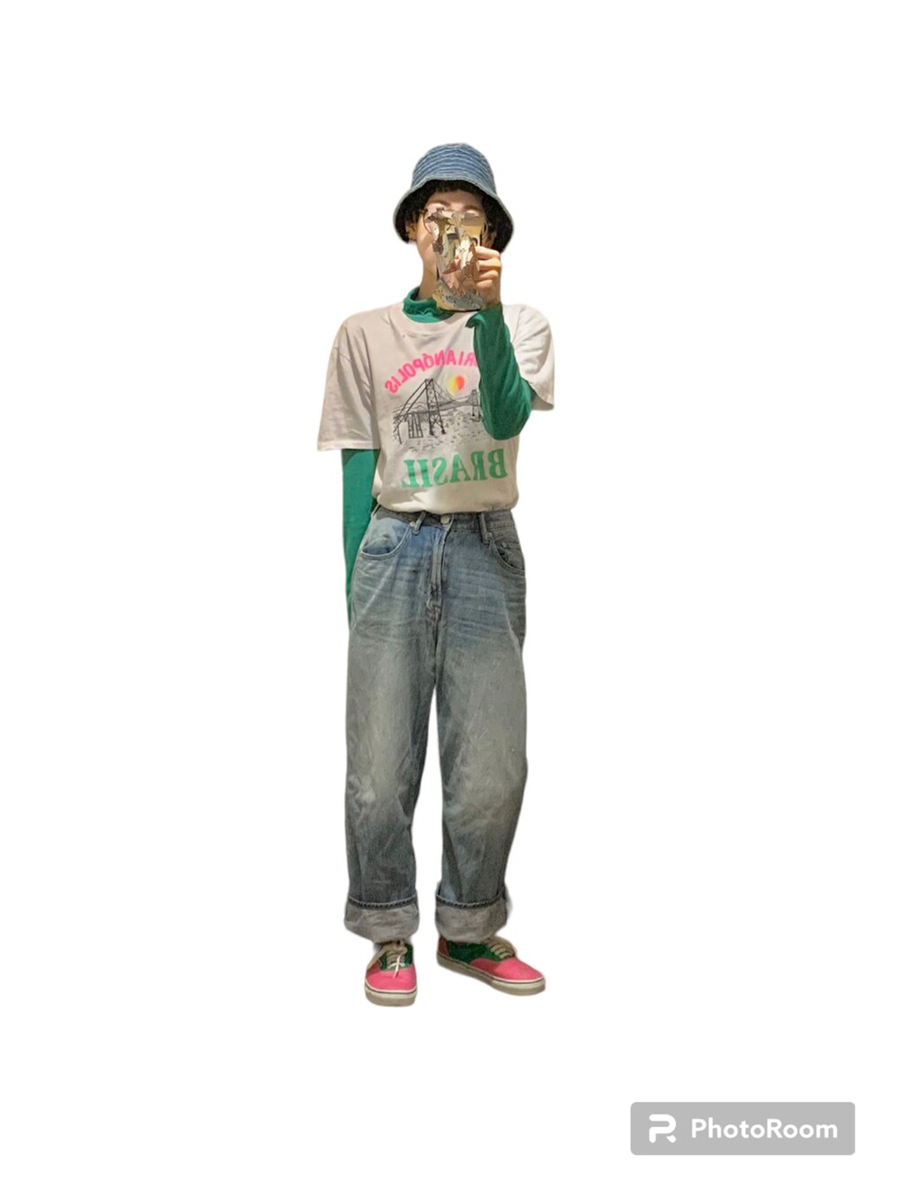 ブルー系のデニムパンツ、その他のスニーカー、ホワイト系のTシャツ/カットソーを着用したレディースの夏コーディネートの2枚目の写真