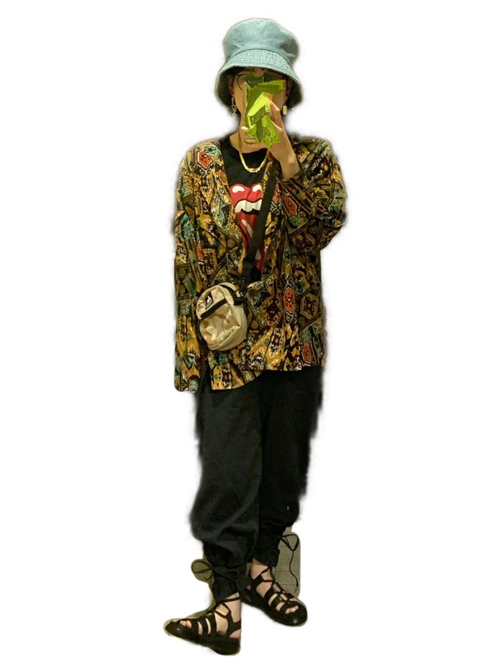 ブラック系のサンダル、グレー系のスウェットパンツ、その他のシャツ/ブラウスを着用したレディースの夏コーディネートの2枚目の写真