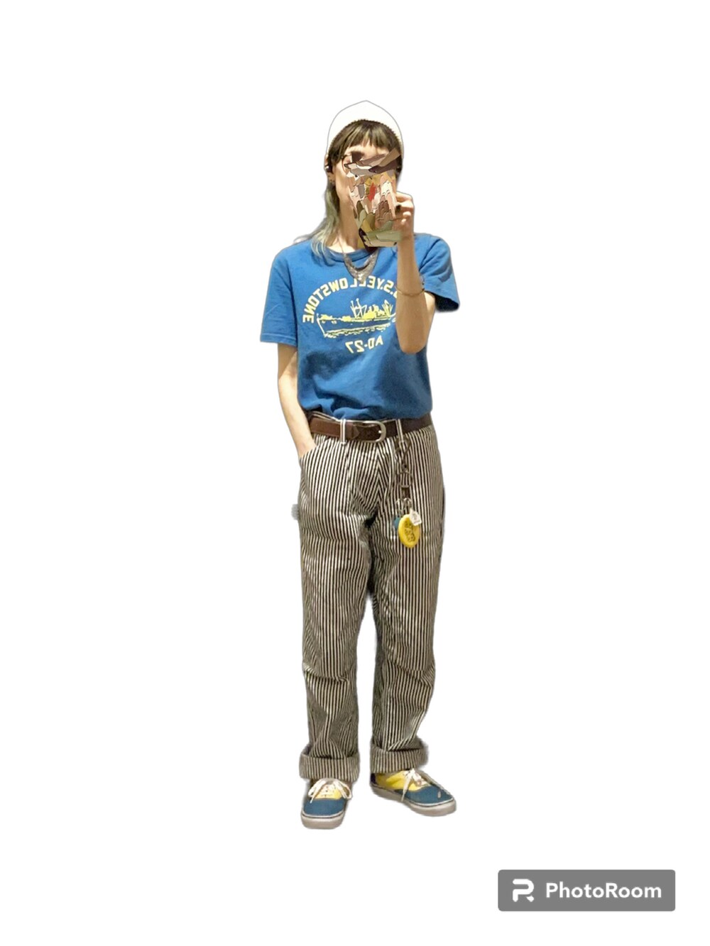 イエロー系のスニーカー、その他のその他パンツ、ブルー系のTシャツ/カットソーを着用したレディースの春コーディネートの2枚目の写真