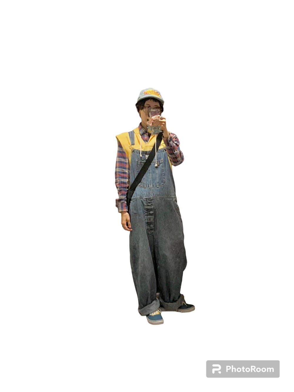 ブルー系のサロペット/オーバーオール、イエロー系のスニーカー、レッド系のブルゾンを着用したレディースの秋コーディネートの2枚目の写真