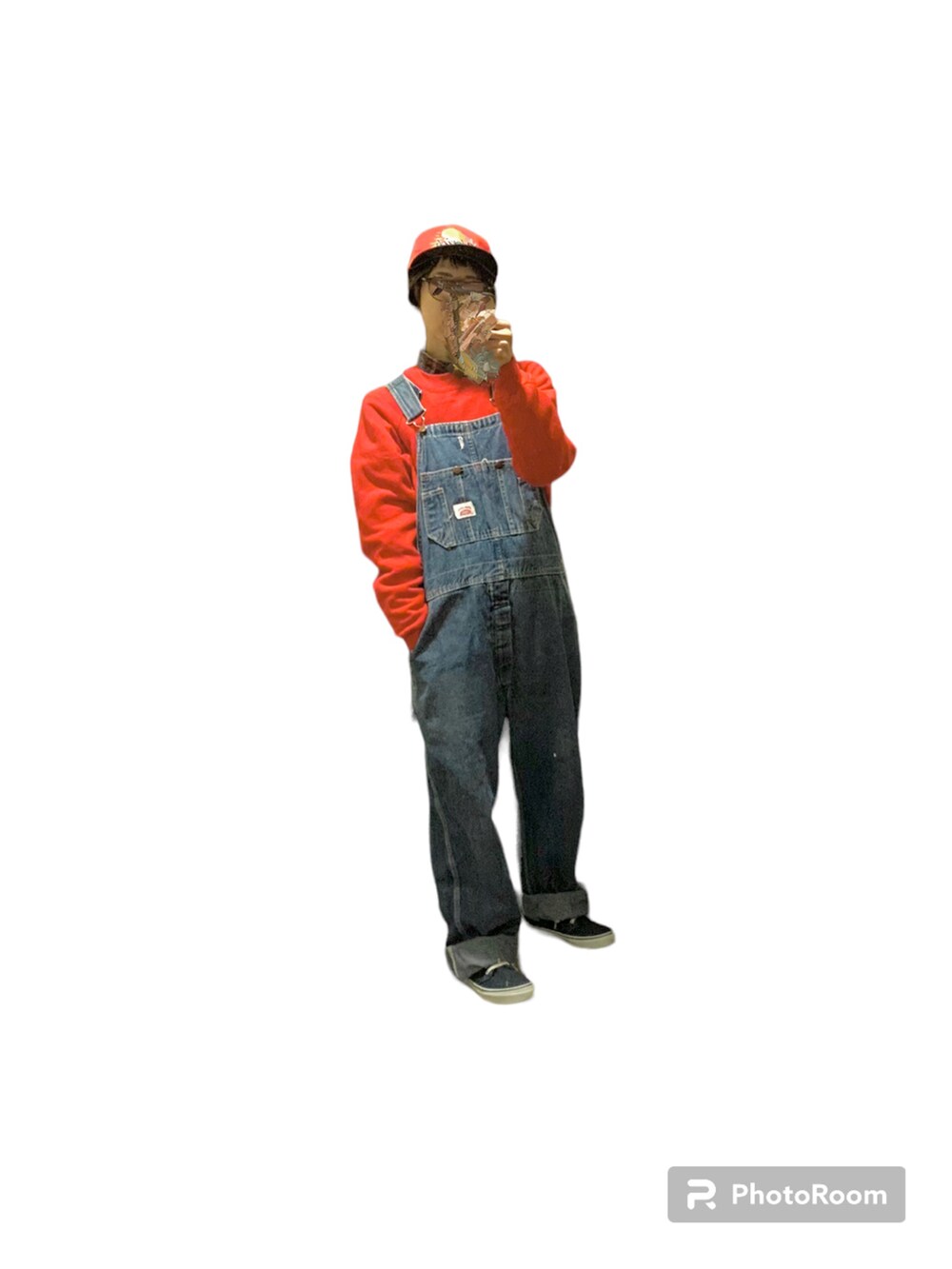 ブルー系のサロペット/オーバーオール、ブルー系のスニーカー、ホワイト系のスタジャンを着用したレディースの冬コーディネートの3枚目の写真