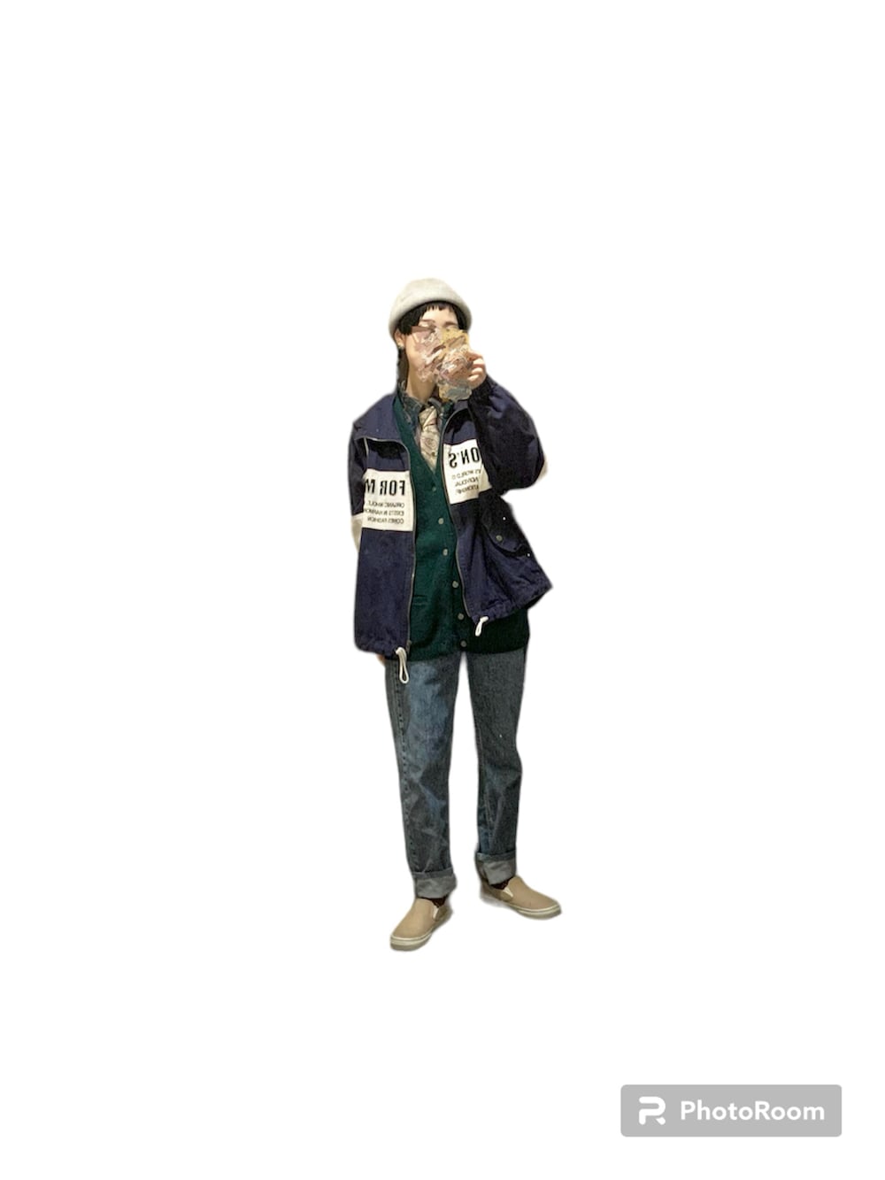 ブルー系のマウンテンパーカー、ブルー系のデニムパンツ、ベージュ系のスリッポンを着用したレディースの冬コーディネートの2枚目の写真