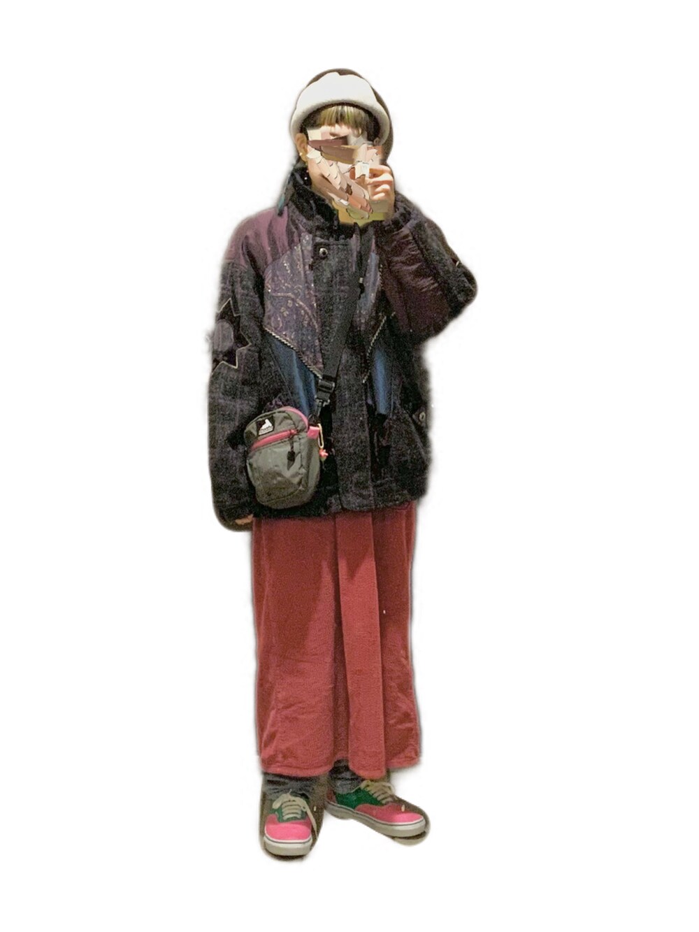 その他のスニーカー、ピンク系のジャンパースカート、その他のカーディガン/ボレロを着用したレディースの冬コーディネートの2枚目の写真