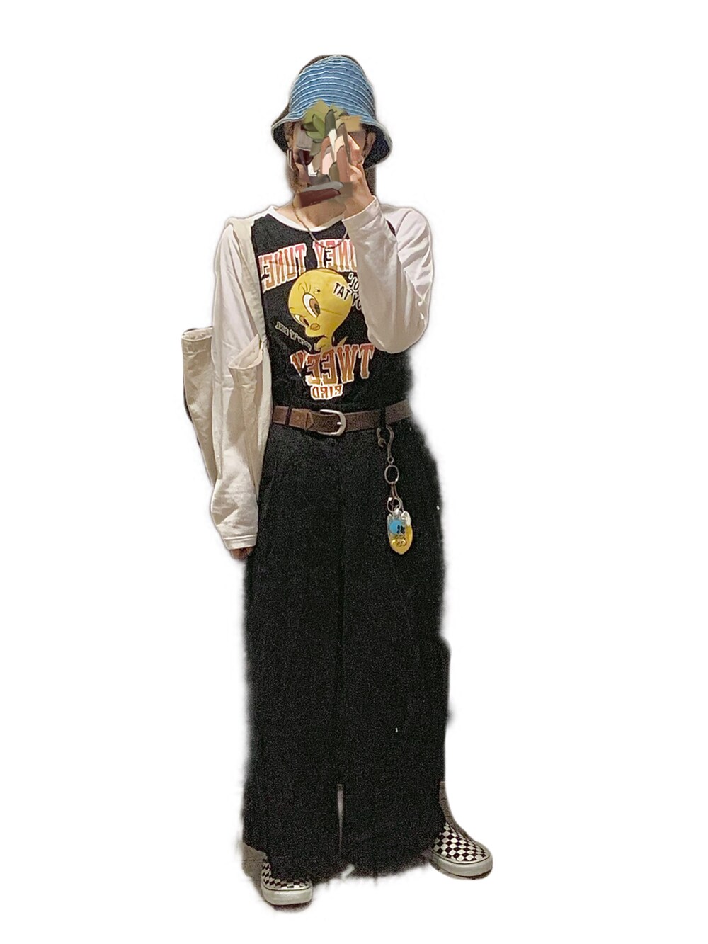 その他のスリッポン、ブラック系のチノパンツ、グリーン系のワンピース/ドレスを着用したレディースの夏コーディネートの2枚目の写真