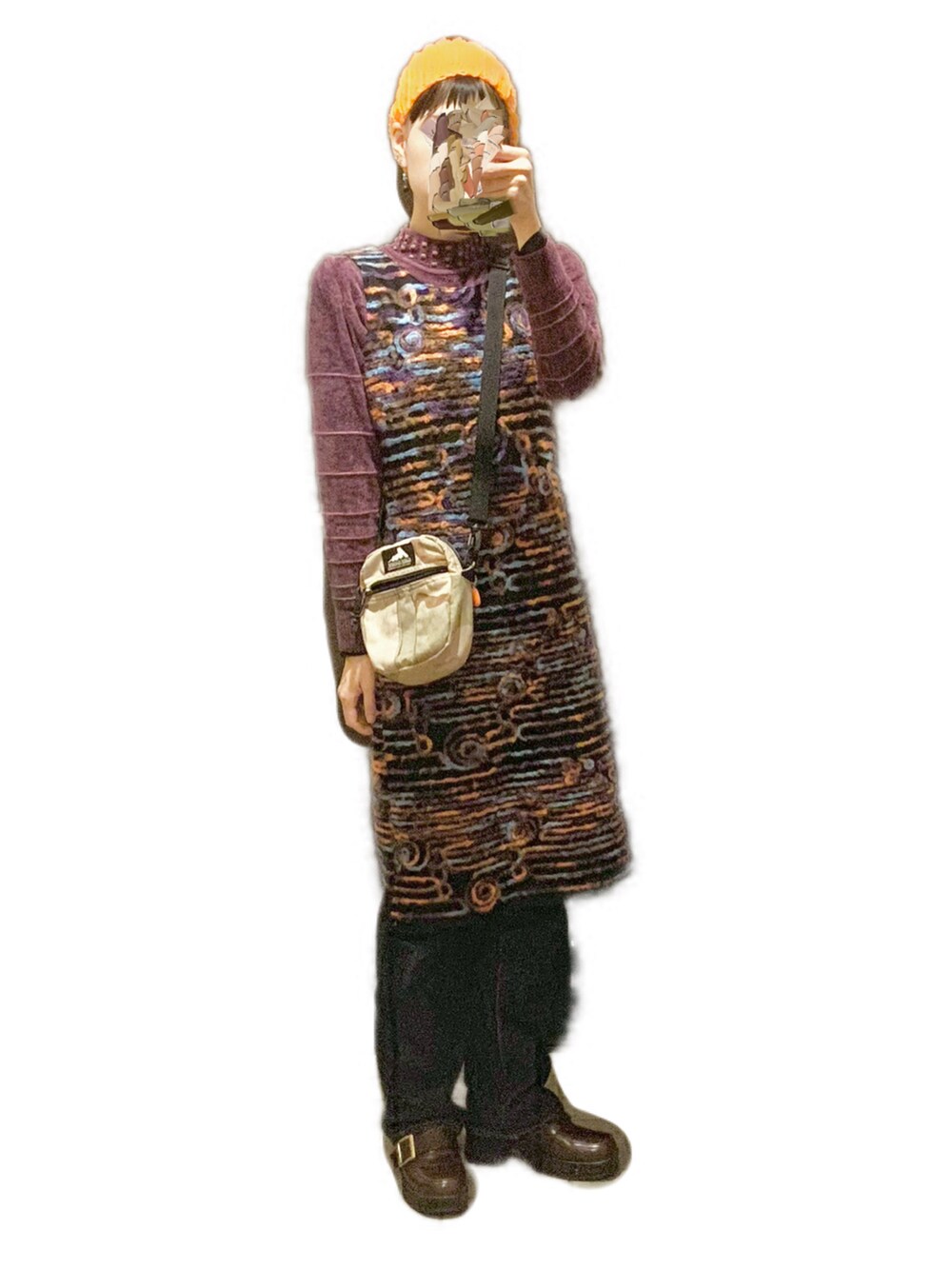 ブラウン系のローファー、ブルー系のデニムパンツ、その他のワンピース/ドレスを着用したレディースの冬コーディネートの2枚目の写真