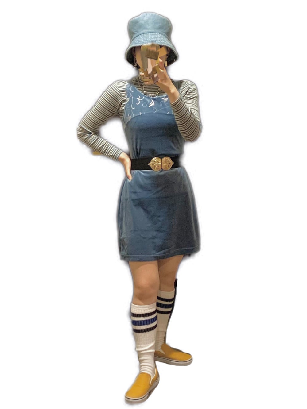 イエロー系のスニーカー、ブルー系のキャミソール、その他のトップスを着用したレディースの夏コーディネートの2枚目の写真