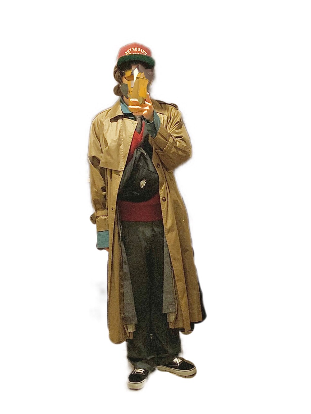 ブラック系のボディバッグ/ウエストポーチ、ブラック系のスニーカー、グリーン系のシャツ/ブラウスを着用したレディースの春コーディネートの2枚目の写真