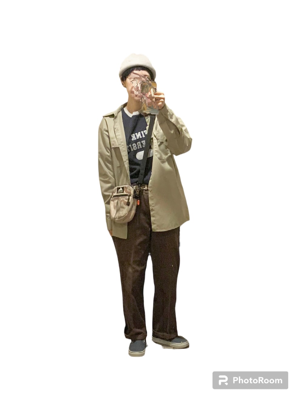 ブルー系のスリッポン、ブラウン系のその他パンツ、ベージュ系のシャツ/ブラウスを着用したレディースの夏コーディネートの2枚目の写真