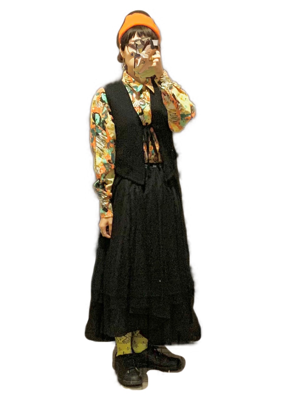 ブラウン系のローファー、ブラック系のスカート、ブラック系のベストを着用したレディースの秋コーディネートの2枚目の写真