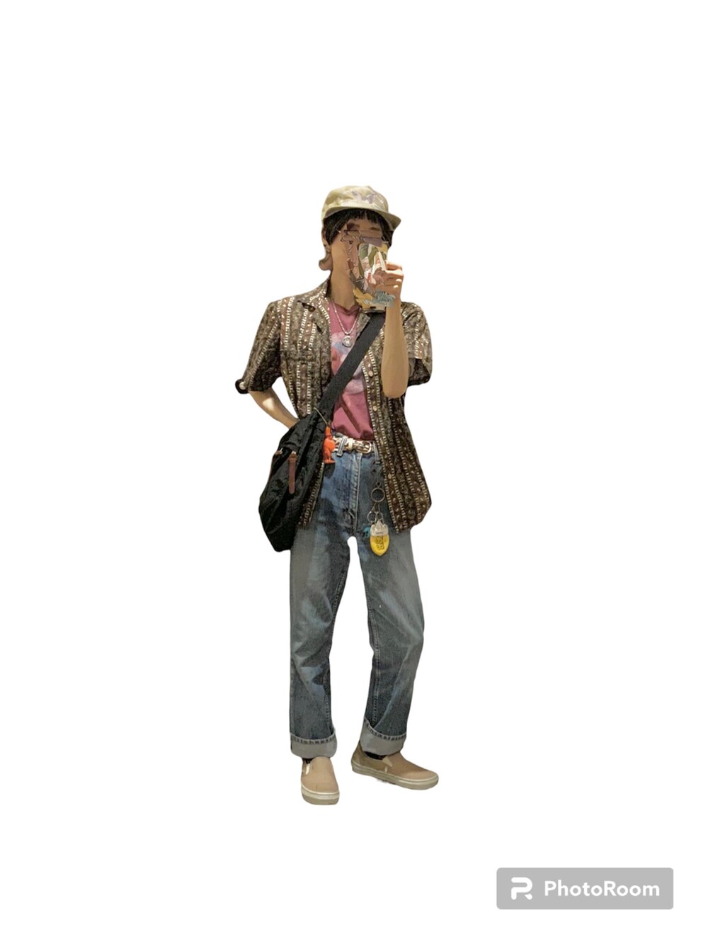 ブルー系のデニムパンツ、ブラック系のスニーカー、ブラウン系のTシャツ/カットソーを着用したレディースの夏コーディネートの2枚目の写真