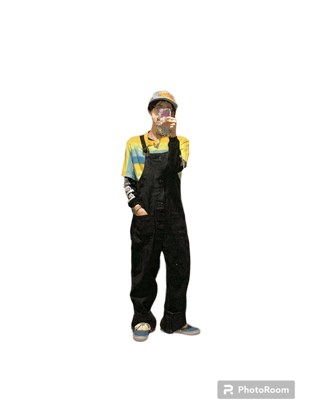 イエロー系のスニーカー、ブラック系のサロペット/オーバーオール、ブルー系のシャツ/ブラウスを着用したレディースの秋コーディネートの2枚目の写真