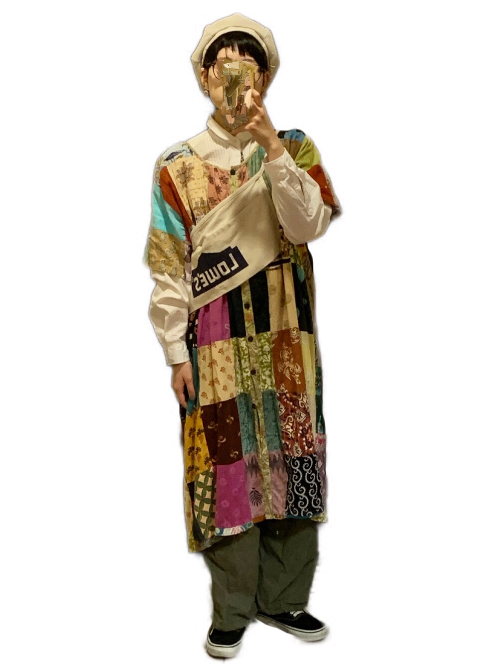 パープル系のスニーカー、グリーン系のカーゴパンツ、その他のチュニックを着用したレディースの夏コーディネートの2枚目の写真