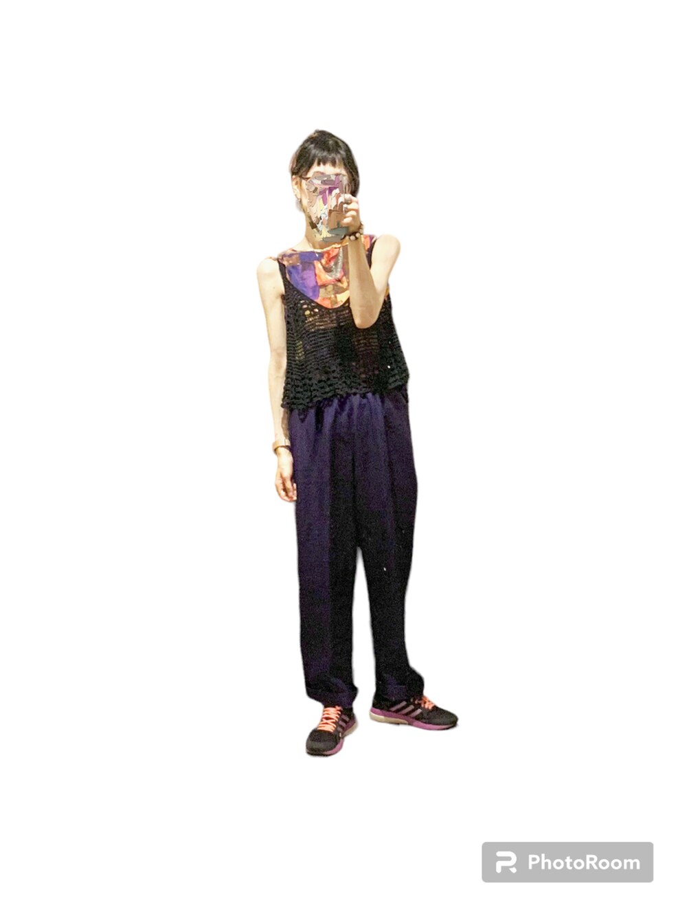 ブラック系のキャミソール、パープル系のパンツ、その他のタンクトップを着用したレディースの秋コーディネートの2枚目の写真