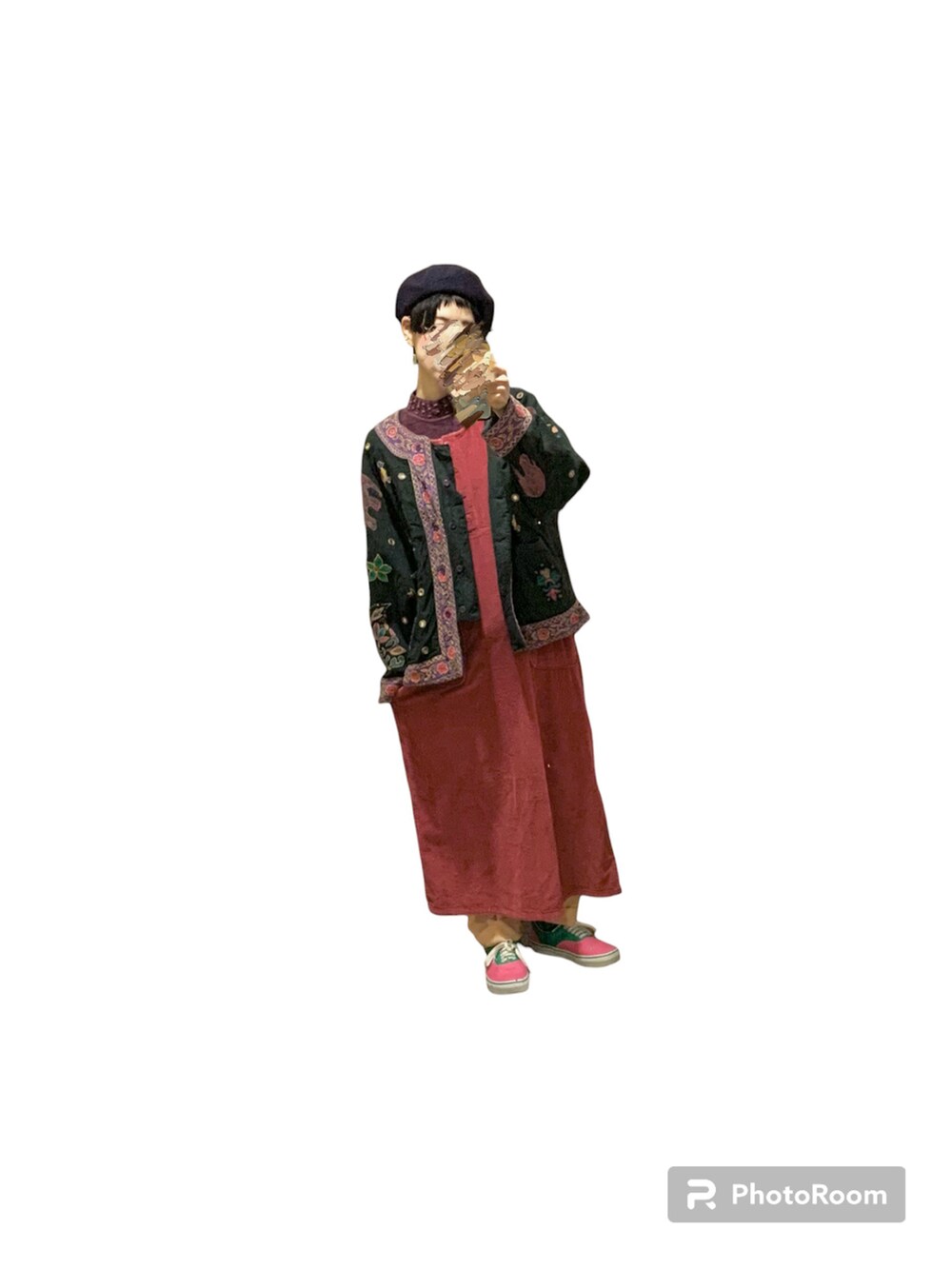 その他のジャケット/アウター、ピンク系のジャンパースカート、その他のスニーカーを着用したレディースの冬コーディネートの2枚目の写真