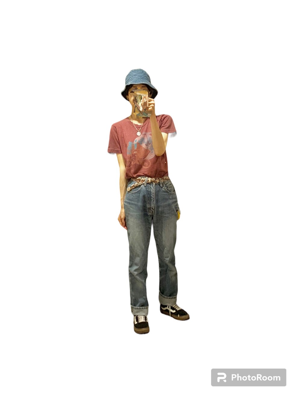 ブルー系のデニムパンツ、ブラック系のスニーカー、ブラウン系のTシャツ/カットソーを着用したレディースの夏コーディネートの4枚目の写真