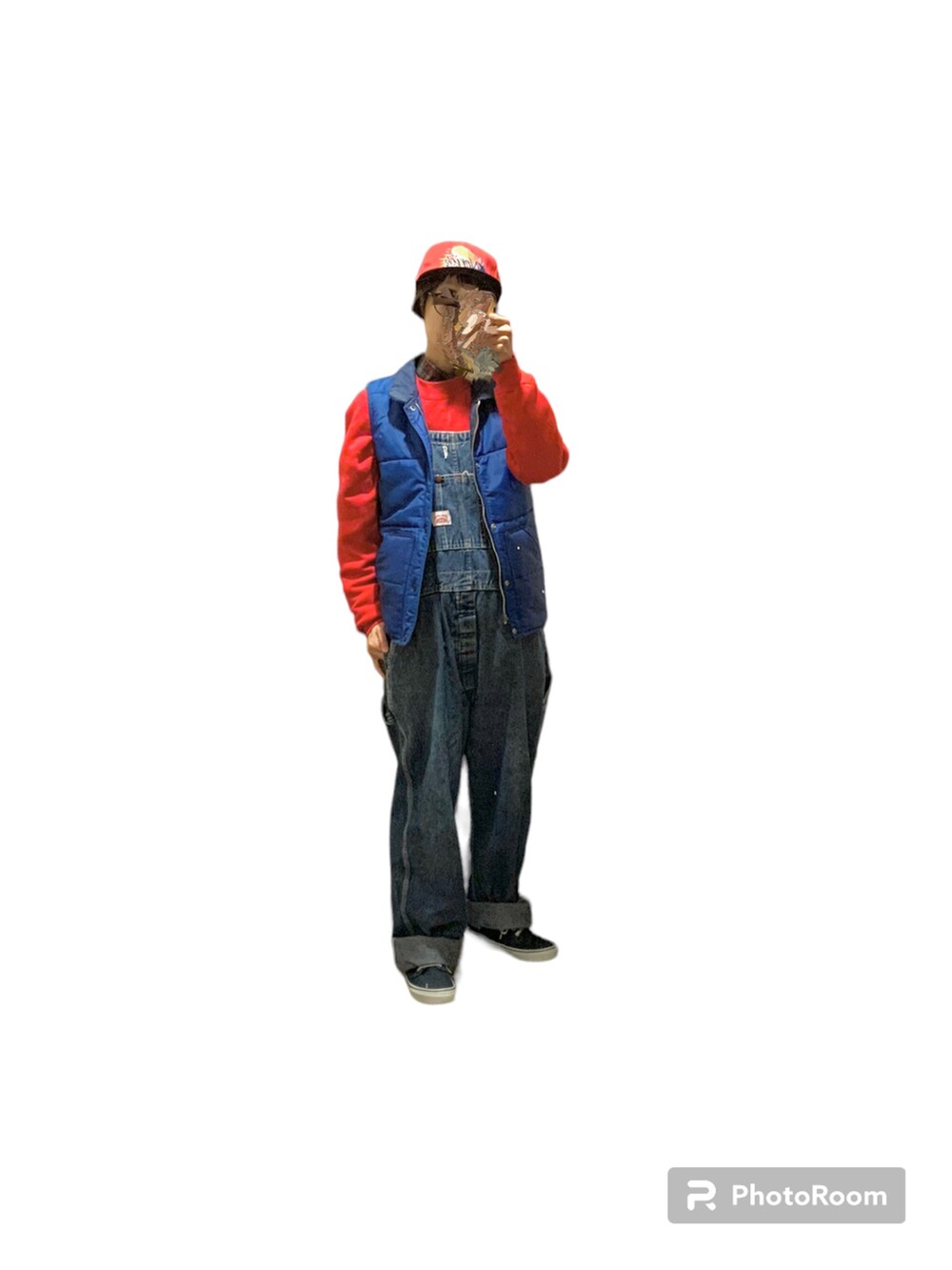 ブルー系のサロペット/オーバーオール、ブルー系のスニーカー、ホワイト系のスタジャンを着用したレディースの冬コーディネートの2枚目の写真