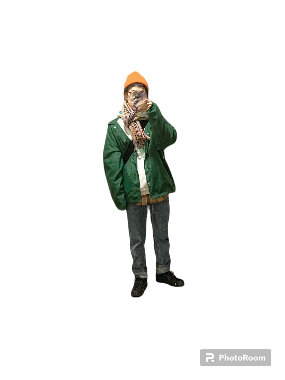 ホワイト系のパーカー、その他のボディバッグ/ウエストポーチ、ブルー系のデニムパンツを着用したレディースの春コーディネートの2枚目の写真