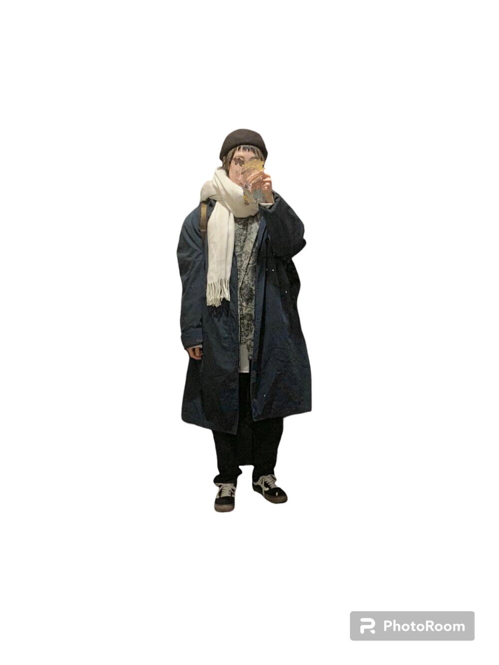 ブラック系のデニムパンツ、グレー系のジャケット/アウター、その他のニット/セーターを着用したレディースの冬コーディネートの2枚目の写真