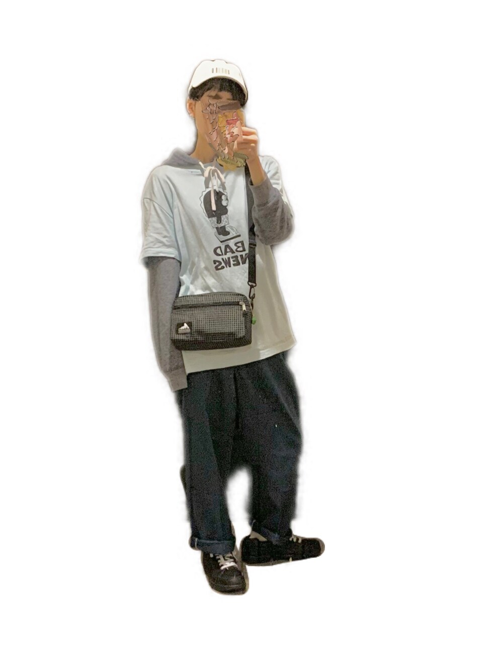 ブラック系のスニーカー、ブルー系のその他パンツ、ブラック系のショルダーバッグを着用したレディースの春コーディネートの2枚目の写真