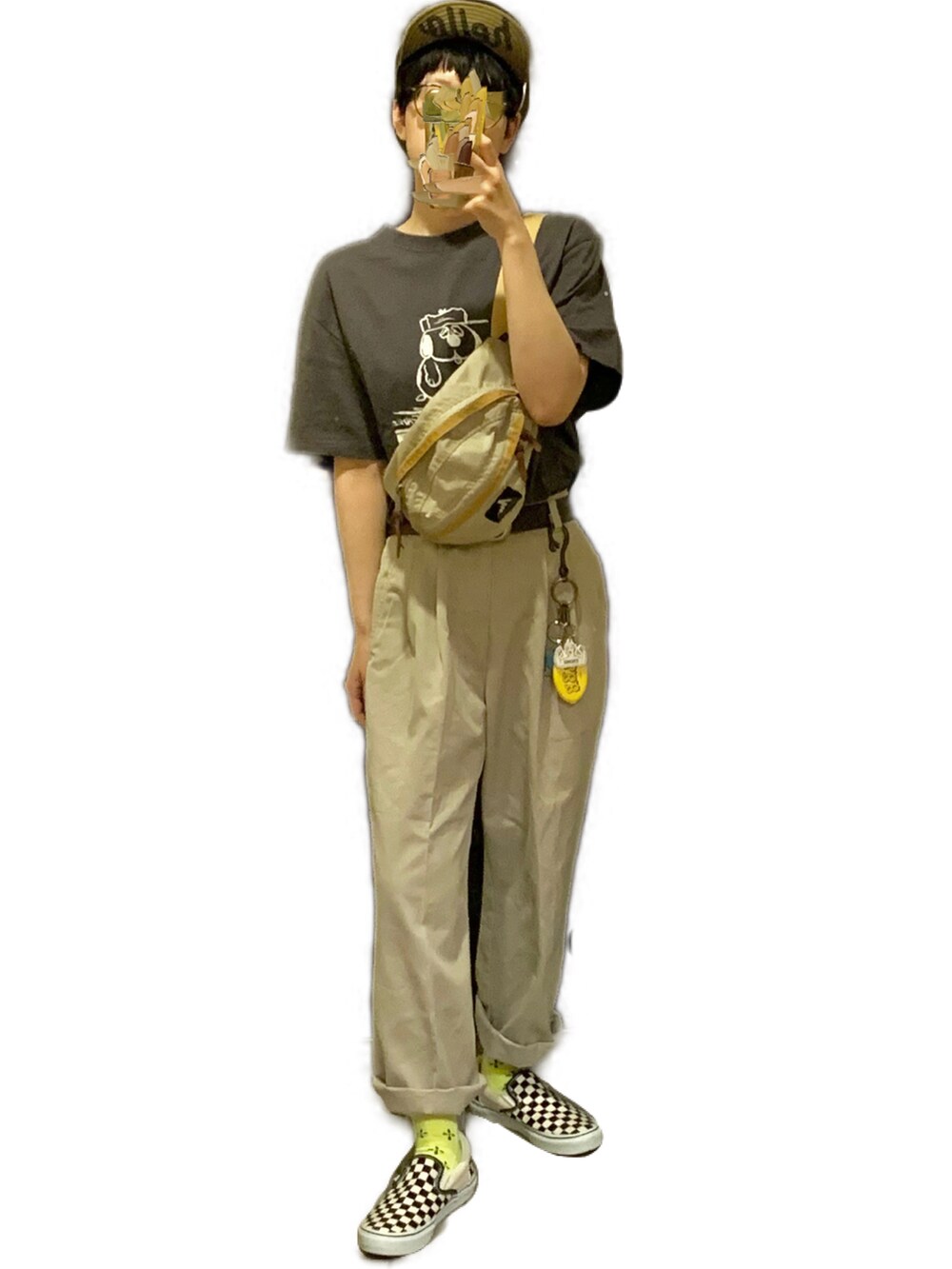 その他のスリッポン、グレー系のTシャツ/カットソー、ベージュ系のチノパンツを着用したレディースの夏コーディネートの2枚目の写真