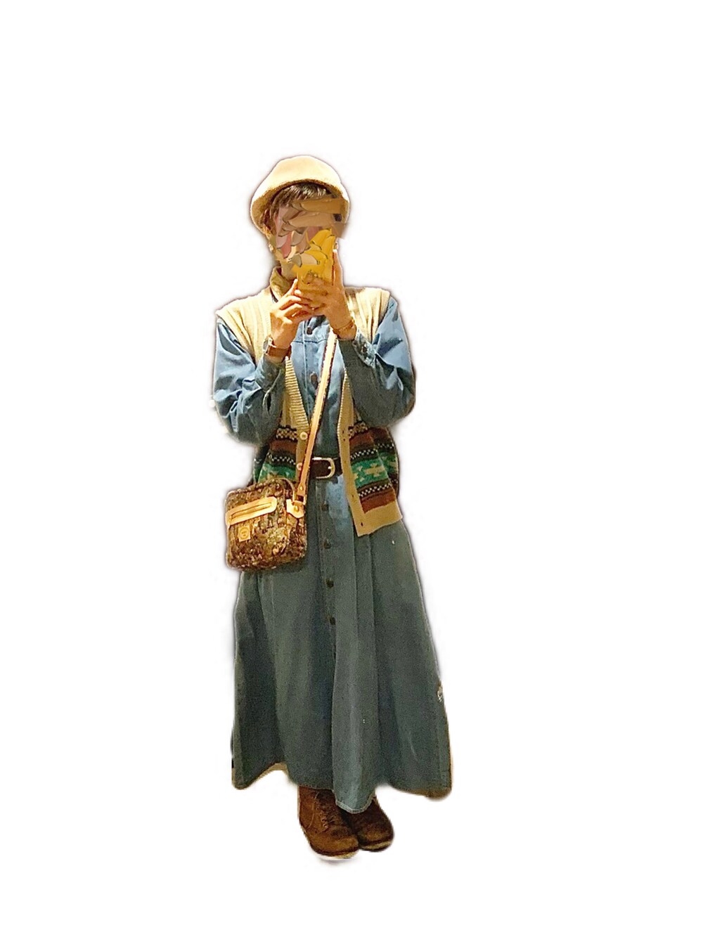 ブルー系のシャツワンピース、ブラウン系のブーツ、ベージュ系のハンチング/ベレー帽を着用したレディースの秋コーディネートの2枚目の写真