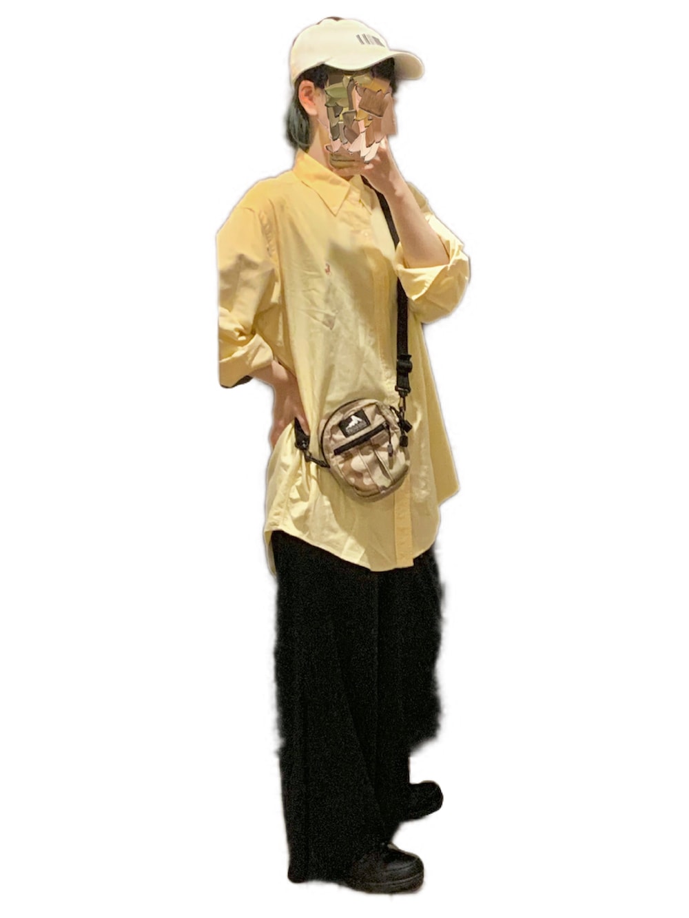 ブラック系のパンツ、ブラック系のスニーカー、イエロー系のシャツ/ブラウスを着用したレディースの夏コーディネートの2枚目の写真