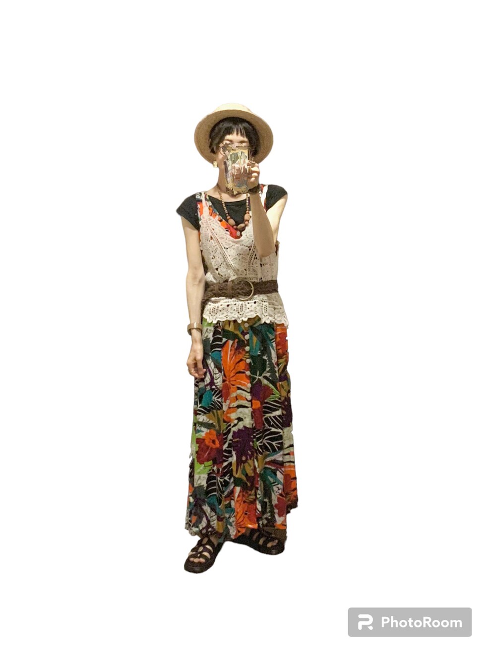 ベージュ系のベスト、その他のワンピース/ドレス、ブラック系のサンダルを着用したレディースの夏コーディネートの2枚目の写真