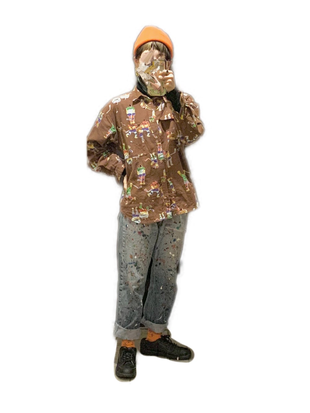 ブラック系のスニーカー、その他のデニムパンツ、ブラウン系のシャツ/ブラウスを着用したレディースの冬コーディネートの2枚目の写真