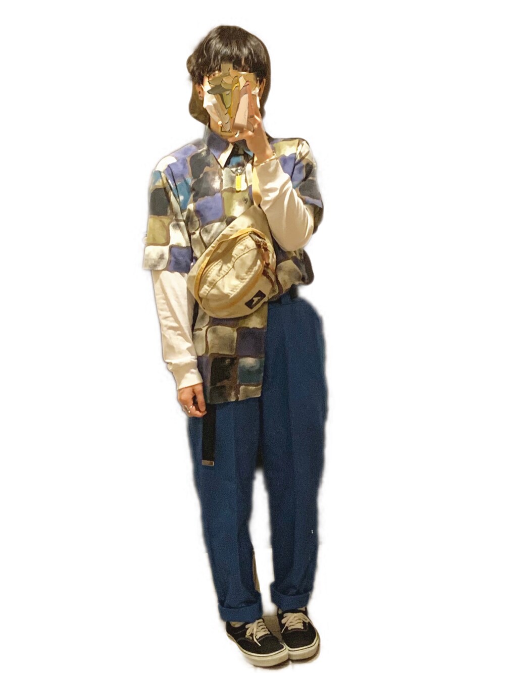 ブルー系のその他パンツ、ブラック系のスニーカー、ベージュ系のボディバッグ/ウエストポーチを着用したレディースの春コーディネートの3枚目の写真