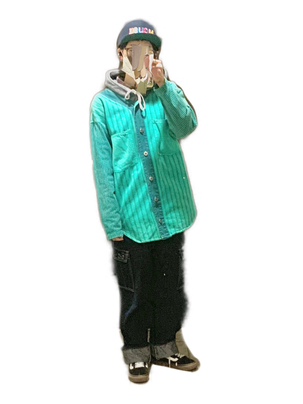 ブラック系のスニーカー、ブルー系のカーゴパンツ、グリーン系のシャツ/ブラウスを着用したレディースの冬コーディネートの2枚目の写真