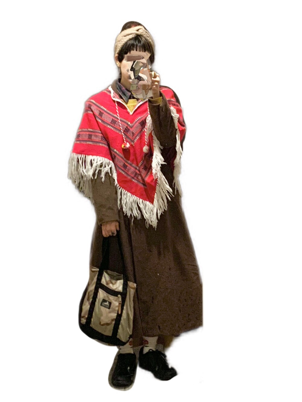 ブラック系のスニーカー、イエロー系のワンピース、レッド系のポンチョを着用したレディースの秋コーディネートの2枚目の写真